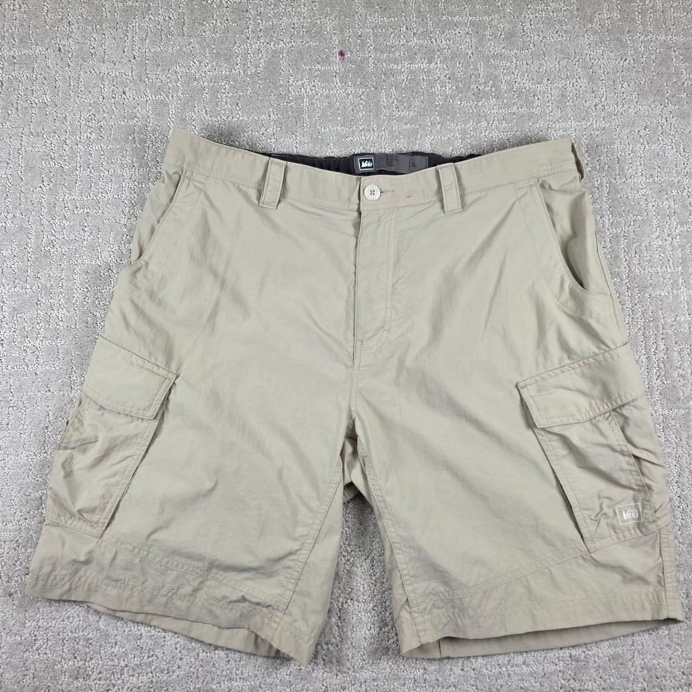 REI Sahara Mens XL Cargo Shorts Tan Nylon Hiking Camping Outdoor‎ Lightweight